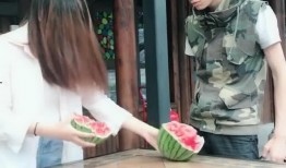 跳舞美女吃瓜,美女舞者甜蜜瞬间