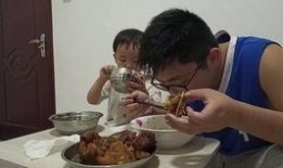父子吃瓜搞笑视频,笑料百出欢乐多
