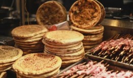 新疆人吃馕吃瓜图片,馕香瓜甜，共享民族美食盛宴