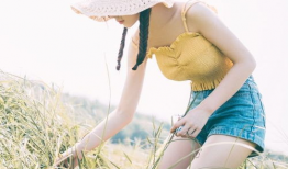 女人健身拍照吃瓜,瓜果飘香，展现健康生活风采