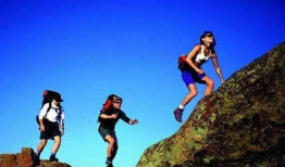 爬山吃瓜女孩图片,青春爬山女孩的悠闲时光