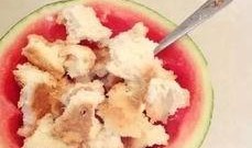 新疆人吃馕吃瓜图片,馕香瓜甜，共享民族美食盛宴