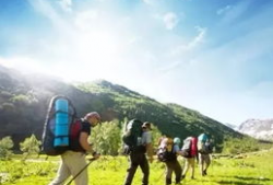 爬山吃瓜女孩图片,青春爬山女孩的悠闲时光