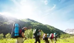 爬山吃瓜女孩图片,青春爬山女孩的悠闲时光