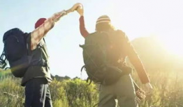 爬山吃瓜女孩图片,青春爬山女孩的悠闲时光
